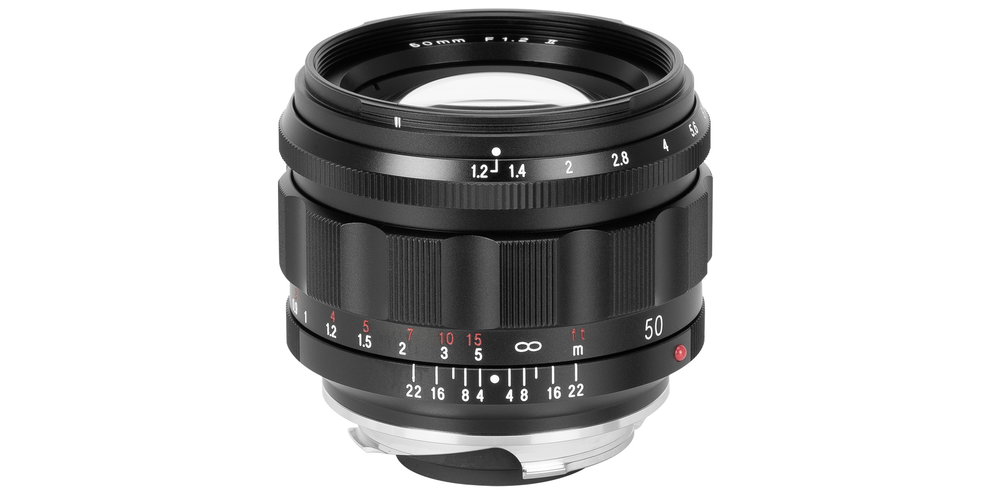 Obiektyw Voigtlander Nokton IV 35 mm f/1,2 do Leica M na białym tle - widok z boku pod delikatnym kątem